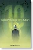 «- Horrible, dit-il. Des millions et des millions de morts. Les villes détruites, l'air pollué, et aucun espoir d'en réchapper. Aucun espoir, nulle part au monde.<br />Il se détourna et regarda encore une fois par la fenêtre, contemplant l'enfer.<br />Il songeait : «C'est donc ainsi que ça devait se passer... c'est donc ainsi que le monde meurt.»	<br /><br />Pollution, surpopulation, guerre atomique... nombreux sont les scénarios catastrophes qui pourraient mener la Terre à sa perte. Depuis longtemps, les grands noms de la science-fiction, de Philip K. Dick à Pierre Bordage, se sont essayés à l'exercice. Et si les hommes finissaient par assassiner leur planète... 10 façons d'imaginer le pire.<br /><br />Alain Grousset est né en 1956. Passionné très jeune par la bande dessinée et surtout par la science-fiction, il a été lecteur professionnel pour les éditions Fleuve Noir Anticipation, puis critique SF dans le magazine Lire. Il a été publié chez Nathan et Hachette. Il est le co auteur des Brigades Vertes (Tribal).<br /><br />Sébastien Pelon, né en 1976, est diplômé de l'école d'arts graphiques Duperré. Il vit à Paris.<br />10 façons d’assassiner notre planète